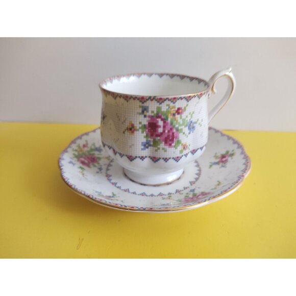 VINTAGE ROYAL ALBERT "Petit Point China" TEACUP & SAUCER SET  ENGLAND - Picture 3 of 14